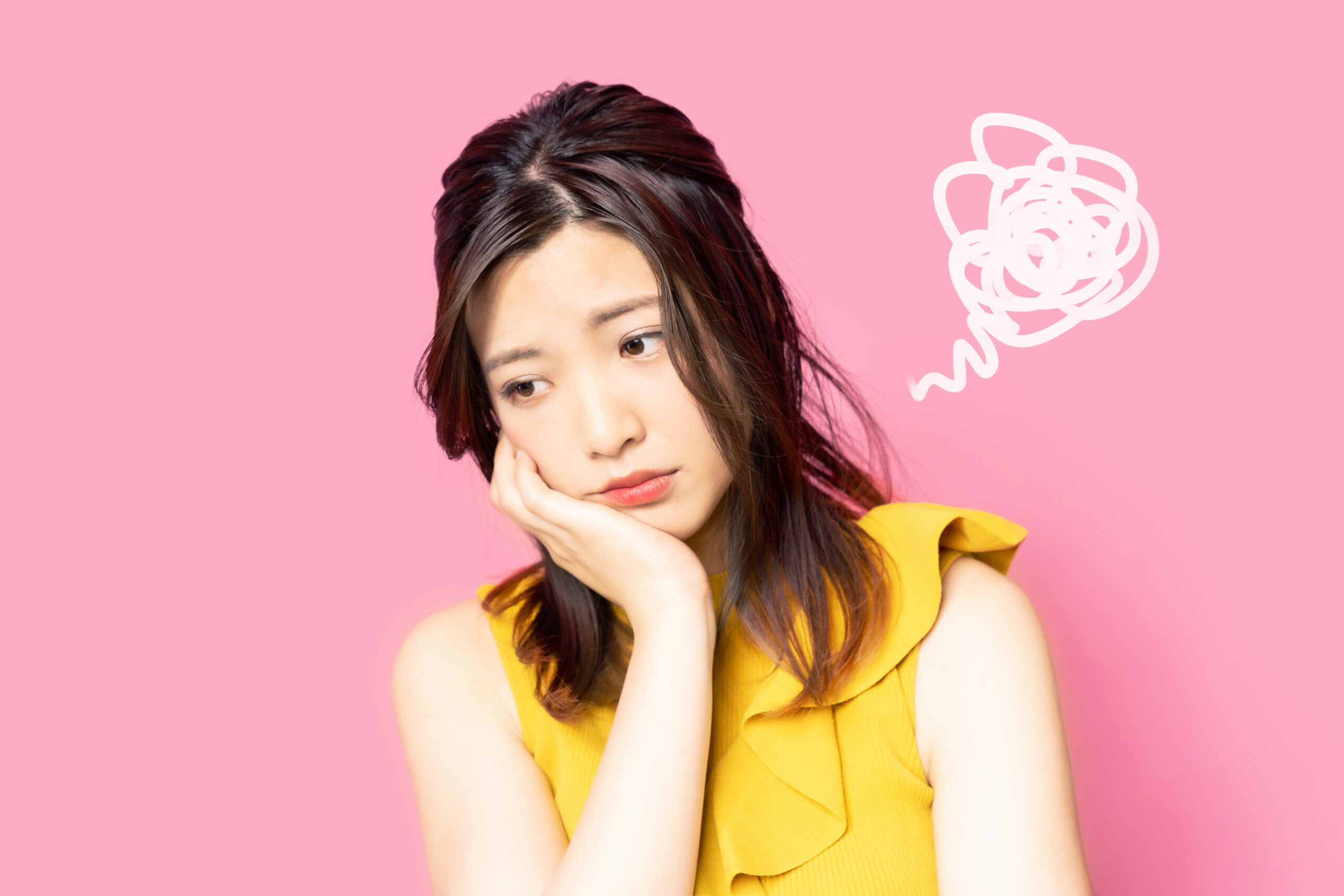 悩んでいる人のイメージ写真