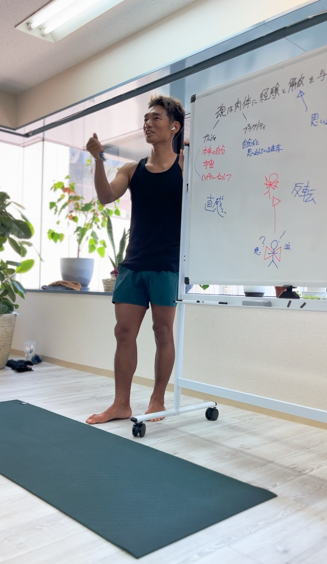 朝活RYT200を指導するRio