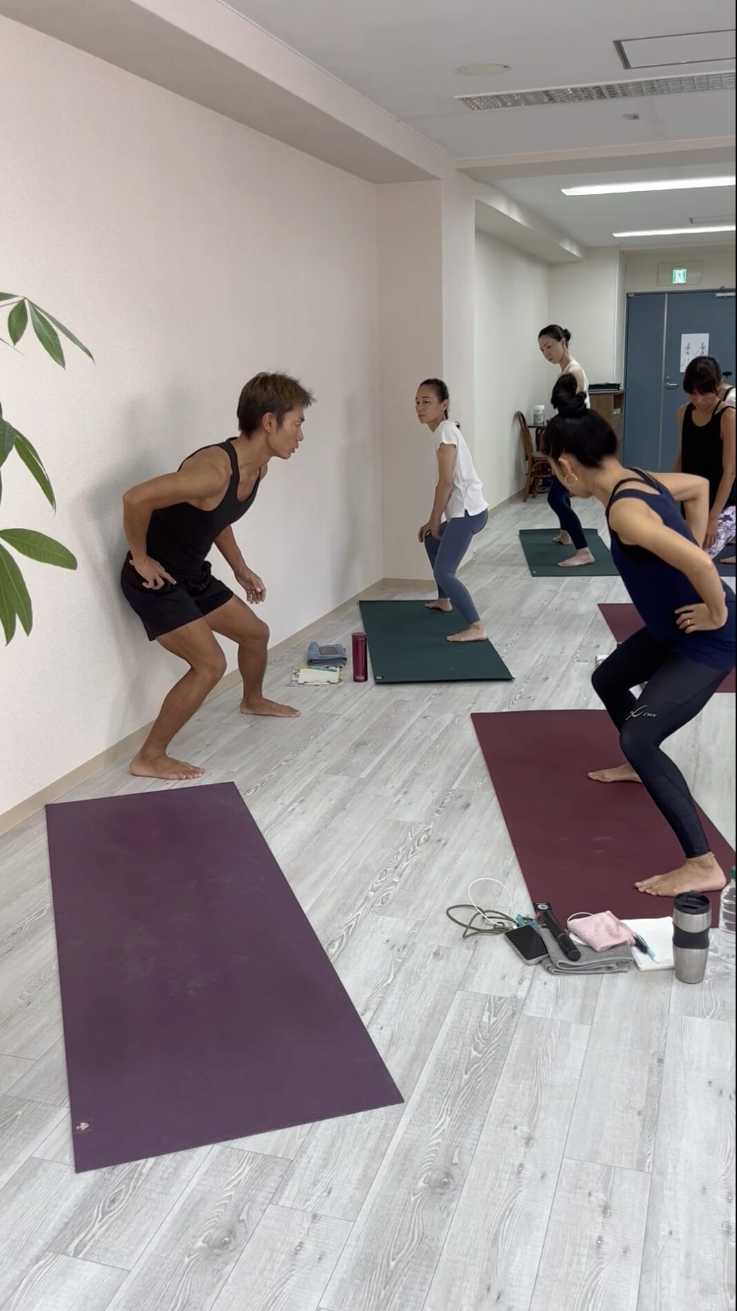 In / Out of Yoga 身体を動かしながら学ぶ実践風景