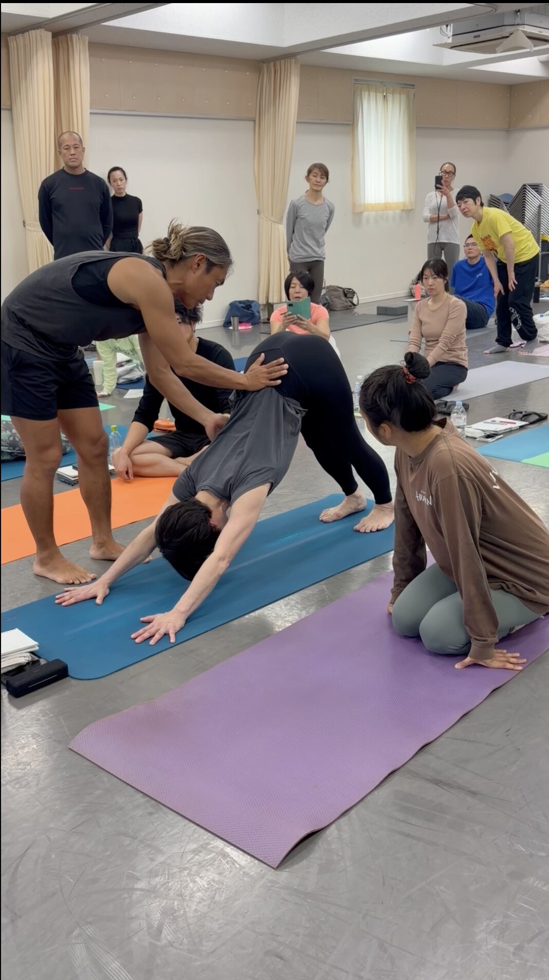 In / Out of Yoga 一人ひとりの身体を観察する指導風景